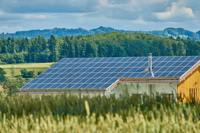 Słoneczny dach pokryty panelami fotowoltaicznymi